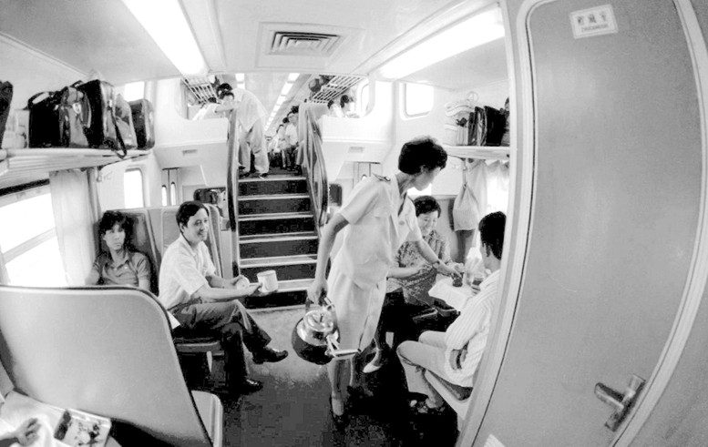 《历史见证》——《上海游双层客车运营》1989年摄于南京    朱亚平 摄.jpg