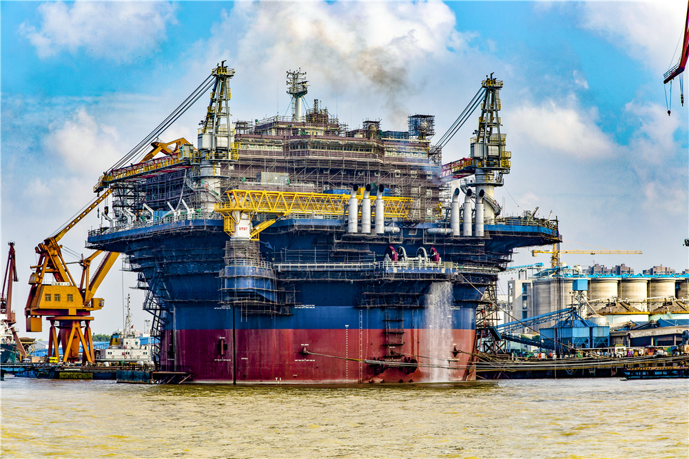 《海上巨无霸》-朱新通摄 2015年8月19日,从长江上远眺南通中远船务工程有限公司码头上正在建造中的海上石油钻井平台 .jpg