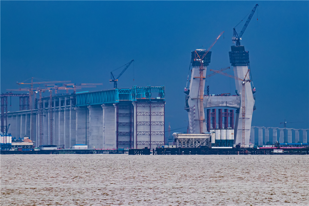 2018年8月3日 沪通长江大桥29号主墩正在进行中塔柱施工。.jpg
