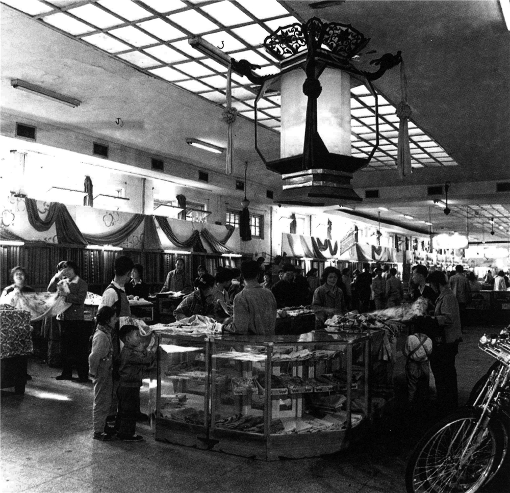 1962年，新街口百货商店内景.jpg