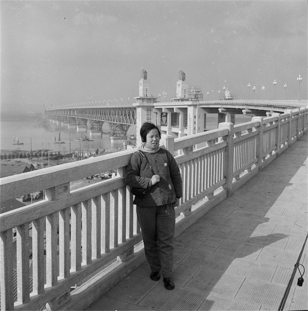 7.1968年，晓庄在刚刚通车的南京长江大桥前留影.jpg
