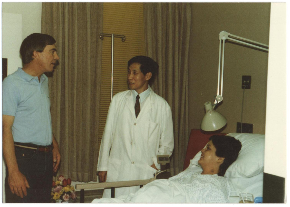 2.80年代，王学浩在匹兹堡大学查看肝移植病人.jpg