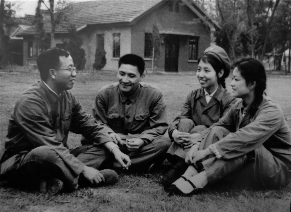 2.70年代初，胡福明在南京大学校园与学生谈心.jpg