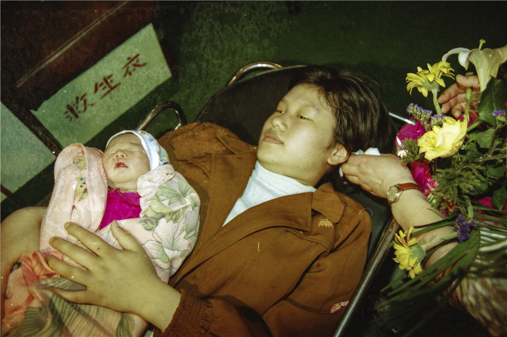 2.2001年5月15日，一个重6斤的女婴降生在外迁移民的江轮上，众人给她取了一个具有纪念意义的名字：杨渝苏.jpg
