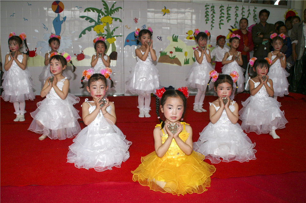 6.2006年，小渝苏在幼儿园老师指导下排演舞蹈.jpg