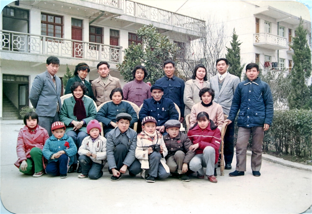 2.1981年3月，分别多年的兄弟姐妹再次团聚，在镇政府大院拍了一张全家福  周惠民供图.jpg