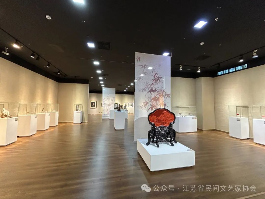 第十七届中国民间文艺山花奖·优秀民间工艺美术作品初评展暨江苏工艺美术大师精品展开幕