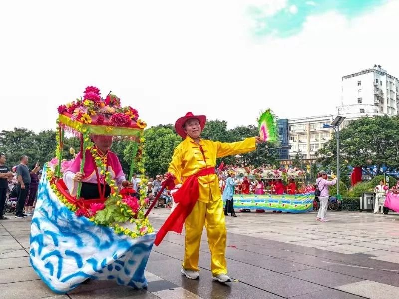 连云港市民协会员舞起花船庆八一